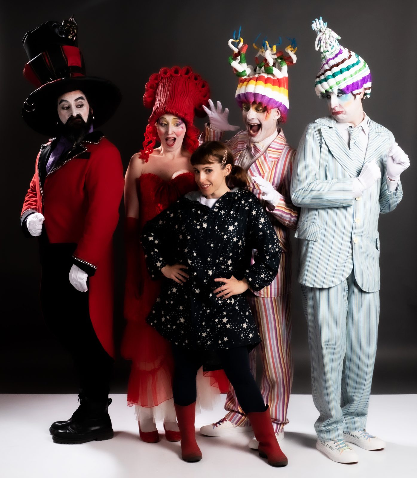 Esos Locos Fantasmas elenco